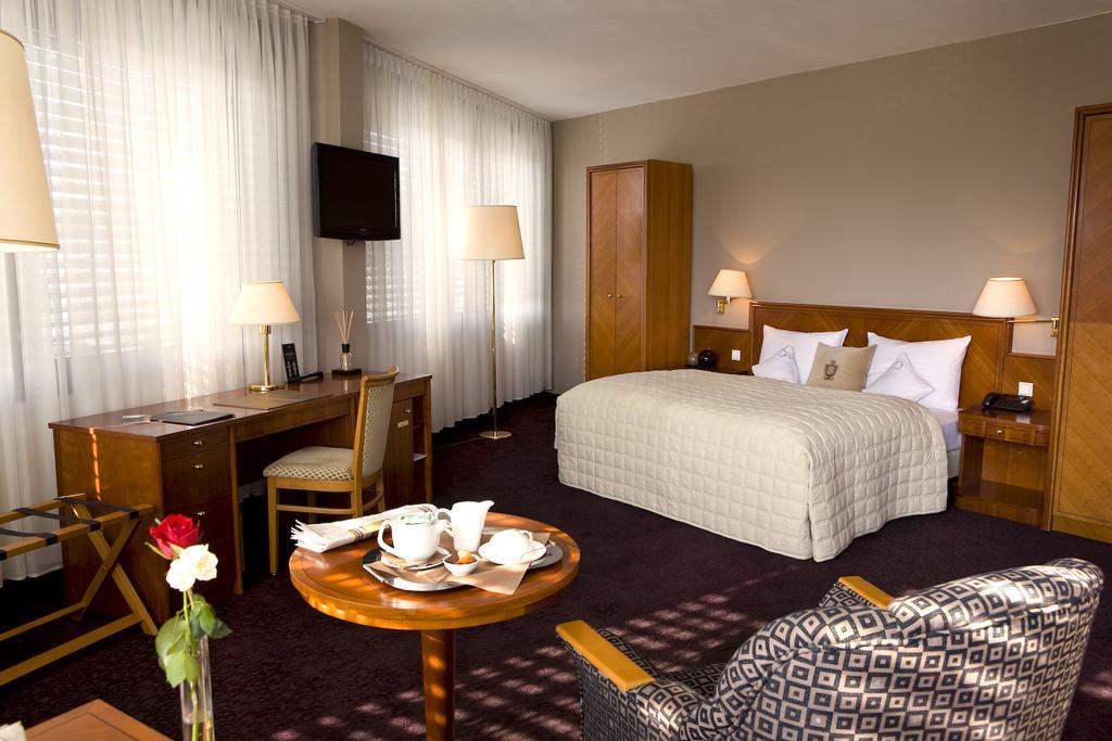 Ross Hotel Щутгарт Екстериор снимка