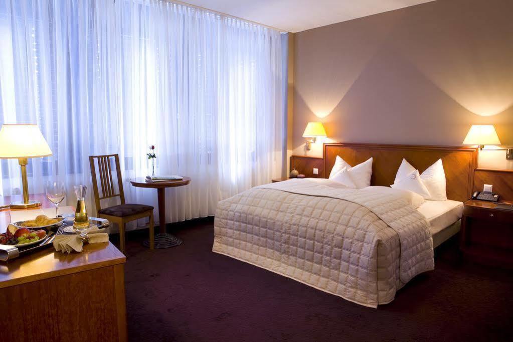 Ross Hotel Щутгарт Екстериор снимка